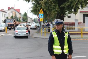 policjant ruchu drogowego pełni służbę w rejonie szkoły