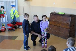 policjant rozmawia z dziećmi o bezpieczeństwie