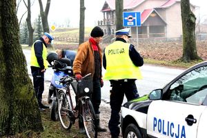 policjanci kontrolują rowerzystę i kierowcę skutera