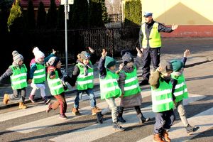 edukacyjny spacer z policjantami-przekraczanie jezdni