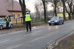 policjant zatrzymuje auto do kontroli