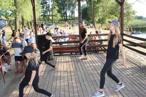 Piknik ekologiczny na Kikolskiej plaży - występ zespołu tanecznego