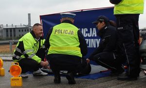 policjanci przypominają kierowcom zasady udzielania pierwszej pomocy