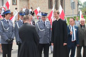 przedstawiciele Policji i duchowni podczas uroczystości