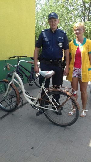 policjant z właścicielką odzyskanego roweru