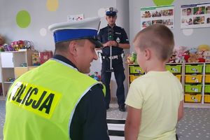 policjanci z chłopcem - ćwiczenia z przejścia przez jezdnię