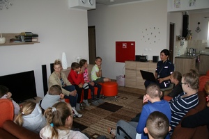 policjantka wygłasza prelekcje dla dzieci