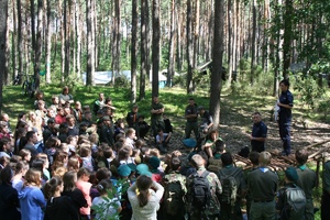 grupa harcerzy w lesie z 2 policjantami