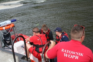ratownicy WOPR-u z policjantem na łodzi