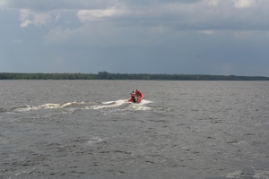 łódź ratunkowa na rzece