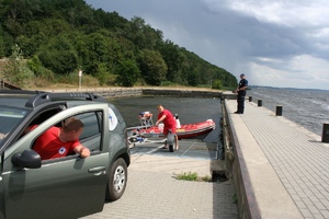 ratownicy wyciągają łódź z wody