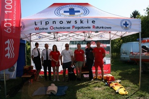 ratownicy lipnowskiego WOPR ze strażakami i policjantką pod namiotem