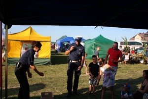 policjanci z dziećmi podczas zabawy z wykorzystaniem alkogogli
