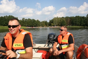 strażacy na łodzi