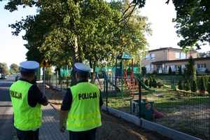 policjanci patrolują rejon szkoły