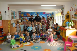 grupa dzieci z policjantami