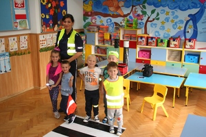 policjantka z dziećmi w odzieży odblaskowej