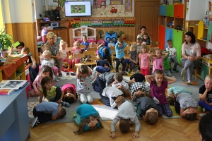 dzieci w sali przedszkola