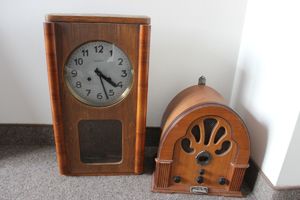 zabytkowy zegar i radio