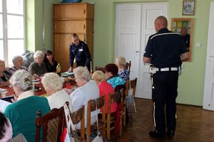 policjanci rozmawiają z seniorami