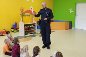 policjant opowiada dzieciom o swoim zawodzie