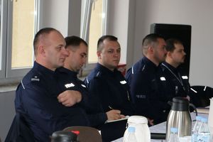 komendant i policjanci reprezentujący KPP w Lipnie