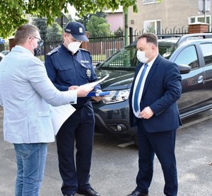 przekazanie dokumentów do nieoznakowanego radiowozu na ręce Komendanta lipnowskiej policji