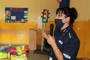 policjantka pokazuje sygnalizator świetlny
