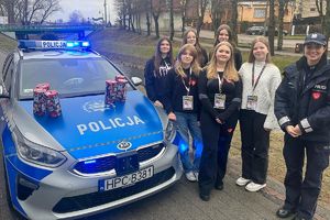 policjantka z wolontariuszkami na bulwarach w Lipnie
