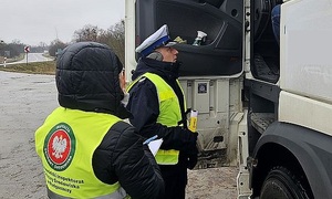 policjanci z inspektorami ochrony środowiska kontrolują pojazdy ciężarowe