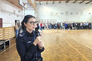 policjantka mówi do uczniów