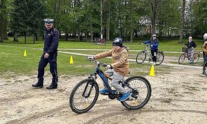 policjanci sprawdzają umiejętności dzieci